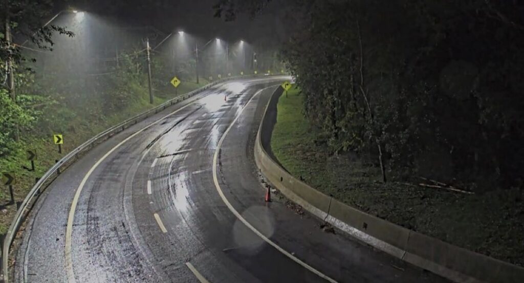 Serra Antiga da Tamoios completa mais de 24h de interdição devido a alto acumulado de chuva; tráfego segue com comboio pela Serra Nova