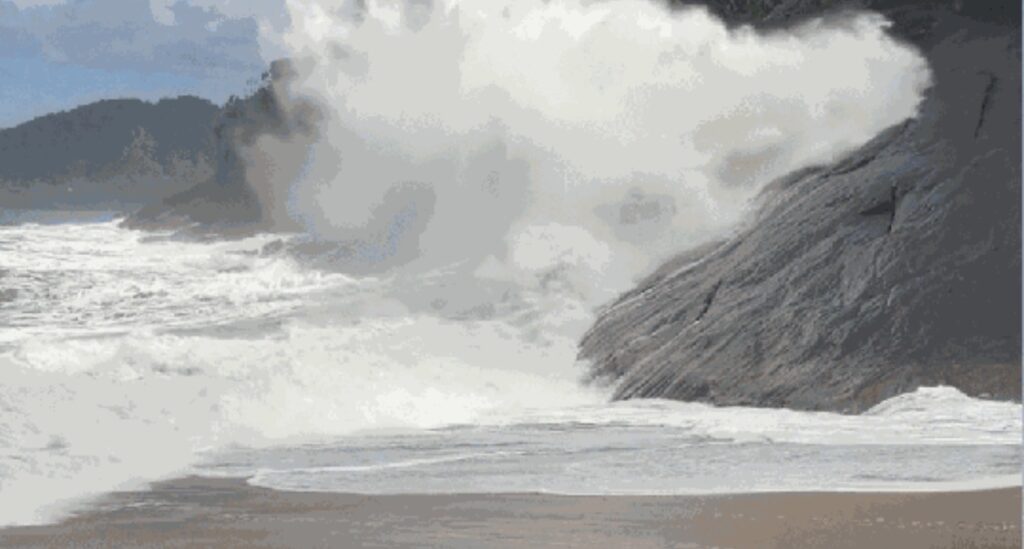 Marinha alerta para ressaca com ondas de até 2,5 metros no Litoral Norte de SP neste fim de semana