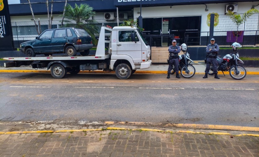 Adolescente de 16 anos é flagrado tirando placas de carro e confessa furto de Fiat Uno em Ilhabela