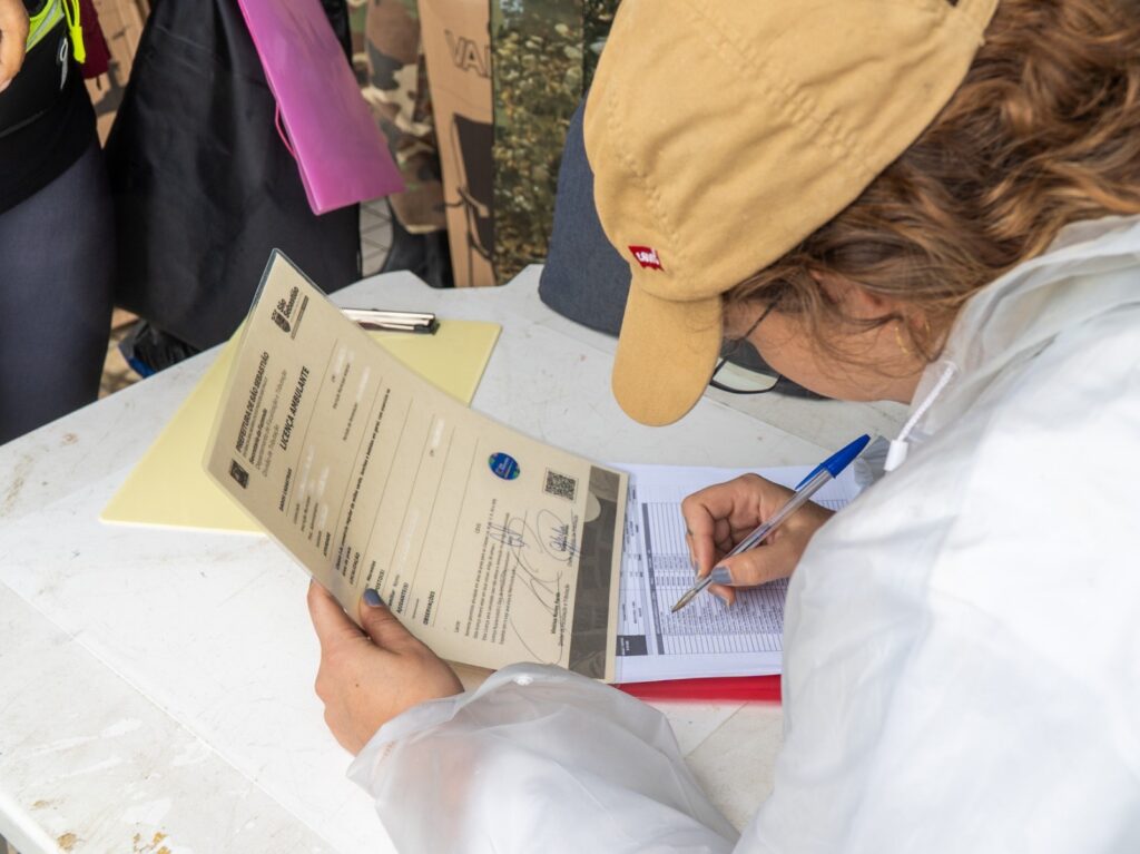 São Sebastião entrega novos kits de trabalho a ambulantes de Maresias e amplia condições de trabalho