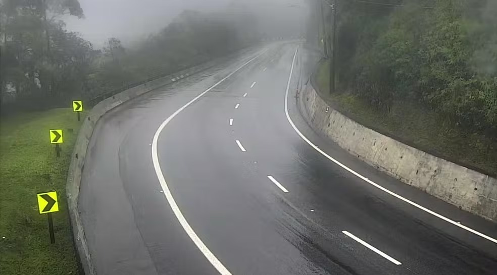 Serra Antiga da Tamoios ultrapassa 40 horas interditada por causa da chuva; motoristas fazem comboios