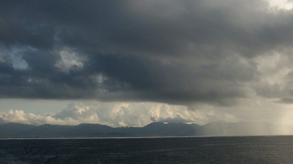 Frente fria muda o tempo no Litoral Norte com chuva, raios e rajadas de vento até esta quinta-feira (1º)