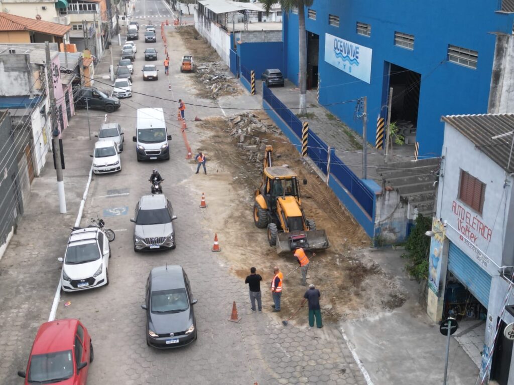 Obras na Rua Antônio Goulart Marmo avançam em etapas diante das condições de chuva em São Sebastião