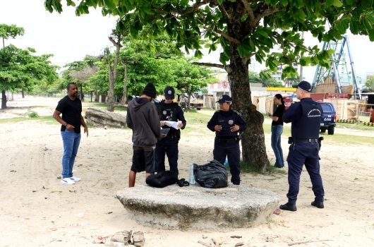 Caraguá Segura: ação no Centro prende foragido por homicídio, atende 43 pessoas e destrói 2 pontos de venda de drogas