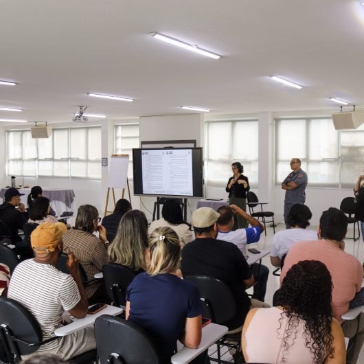 Prefeitura, Bombeiros e Defesa Civil capacitam rede de ensino para eventos extremos em Caraguatatuba