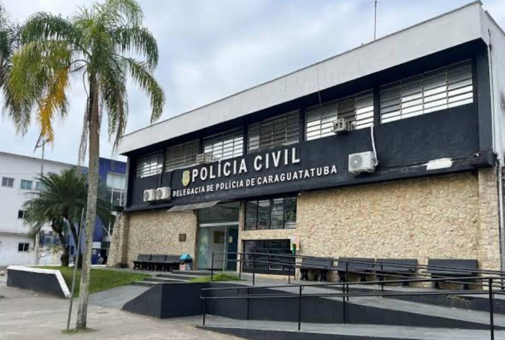 Mulher morre após pular de carro em movimento em Caraguatatuba; casal é preso no Porto Novo