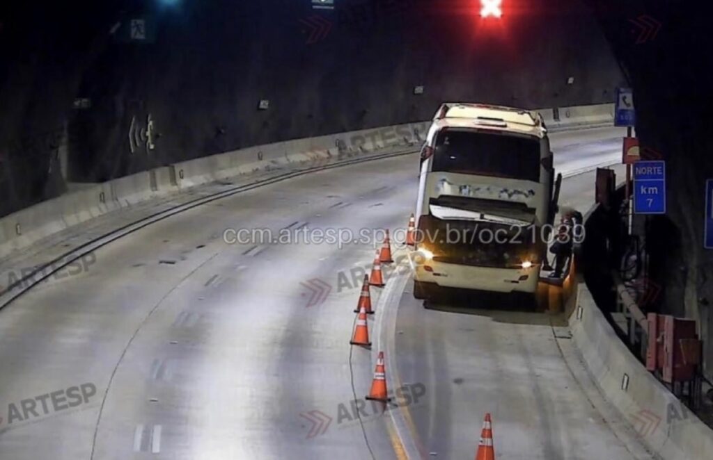 Ônibus enguiça na Rodovia dos Tamoios e 33 passageiros ficam parados na madrugada