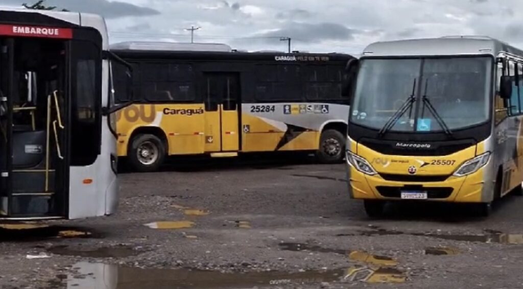 Falta de pagamento deixa motoristas de ônibus em greve em Caraguatatuba e paralisação parcial em Ubatuba