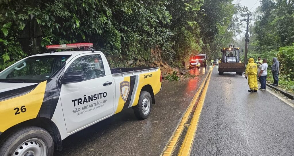 Trecho da Rio-Santos em São Sebastião é liberado após deslizamento de encosta