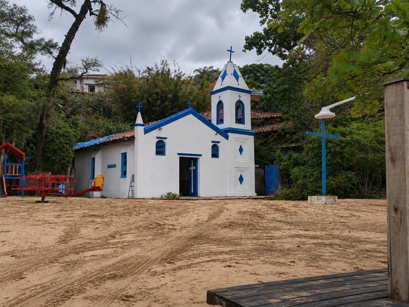 Defesa Civil de Ilhabela retira galhos que caíram na capela da Praia da Armação