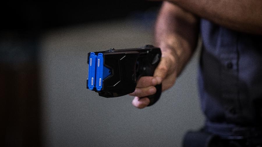 Arma de choque imobiliza homem com facão durante ocorrência de violência doméstica em Ubatuba