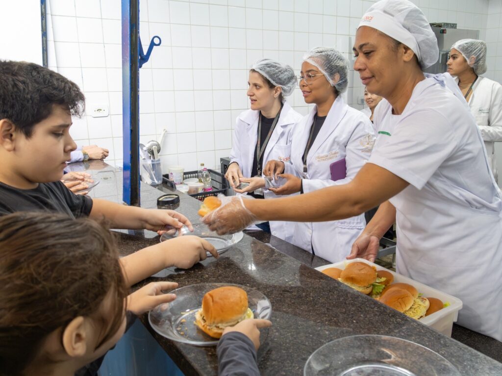 São Sebastião transforma pedido dos alunos por hambúrguer em ação especial para a Semana das Crianças