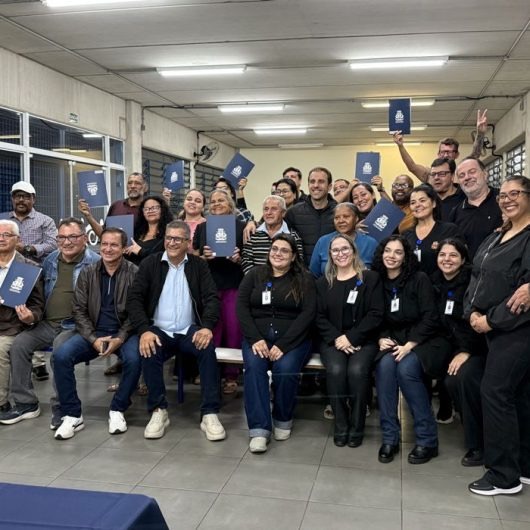 Prefeitura de Caraguatatuba regulariza 79 imóveis e entrega títulos de propriedade a moradores do Perequê-Mirim