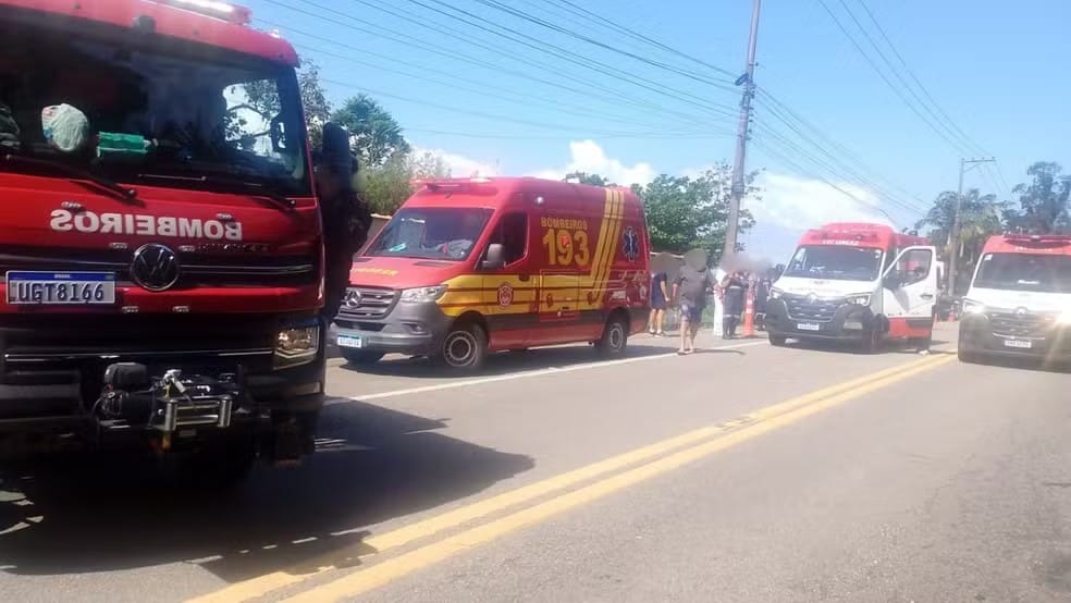 Acidente entre carro e moto deixa duas vítimas, uma em estado grave, na Rio-Santos em São Sebastião