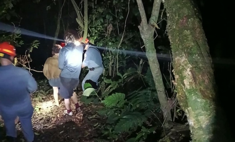 Casal que se perdeu em trilha da Cachoeira do Bananal é resgatado à noite em Ilhabela