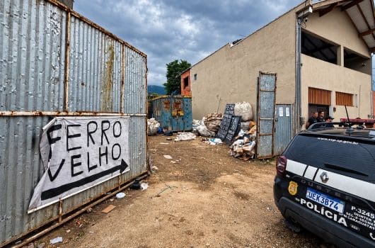 Operação fecha seis ferros-velhos e prende suspeito em flagrante em Caraguatatuba