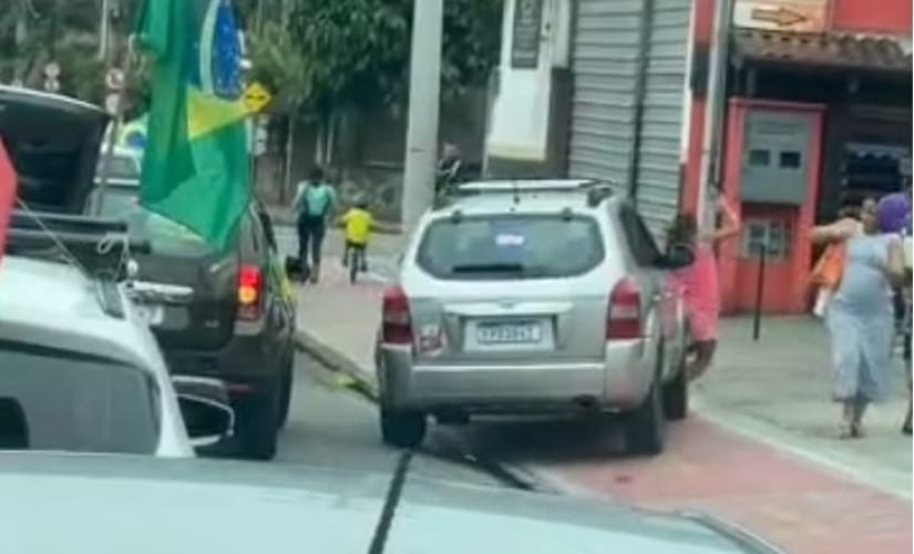 Carro com adesivos de Lula invade ciclovia e atropela duas crianças durante carreata pró-Flávio Bolsonaro em Ilhabela