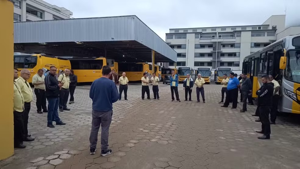 Ubatuba amanhece sem ônibus após motoristas pararem por problemas no pagamento de salários