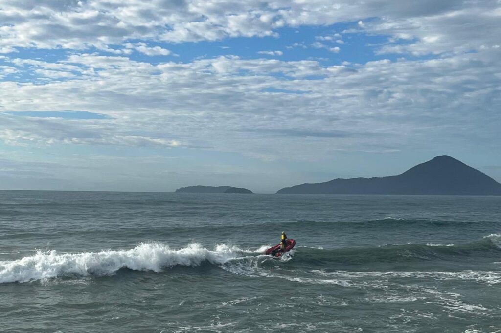 Homem de 28 anos desaparece no mar da Praia do Tenório, em Ubatuba, e GBMar faz buscas