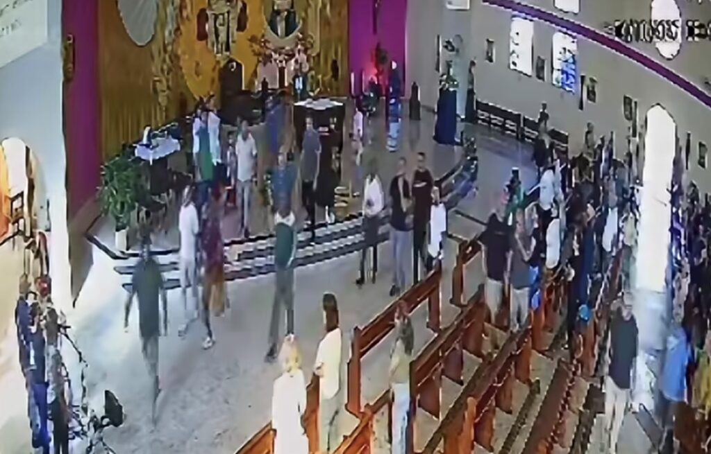 Homem interrompe missa na Catedral de Caraguatatuba e grita por 30 minutos; Diocese diz que Dom José não foi agredido