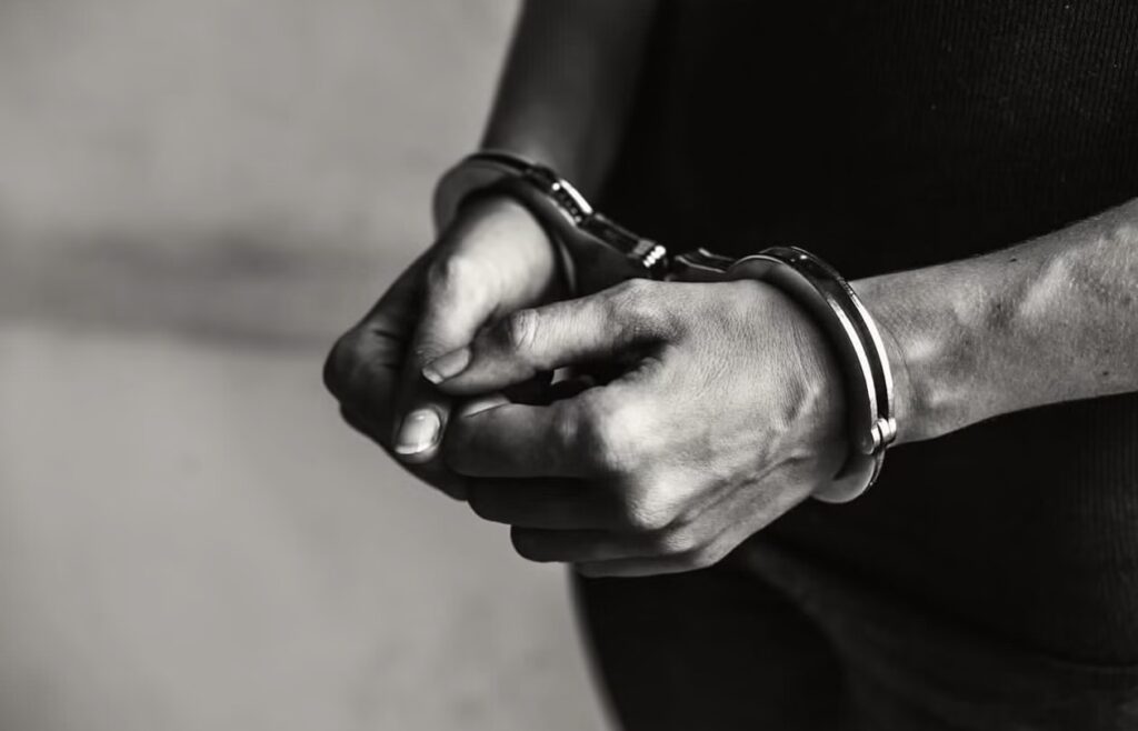 Condenado por violência contra a mulher é preso pela GCM enquanto dormia em quiosque no Centro de São Sebastião
