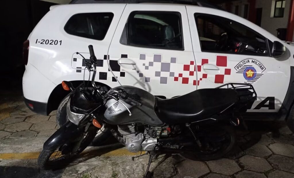 PM apreende adolescente com moto furtada após tentativa de fuga em Caraguatatuba