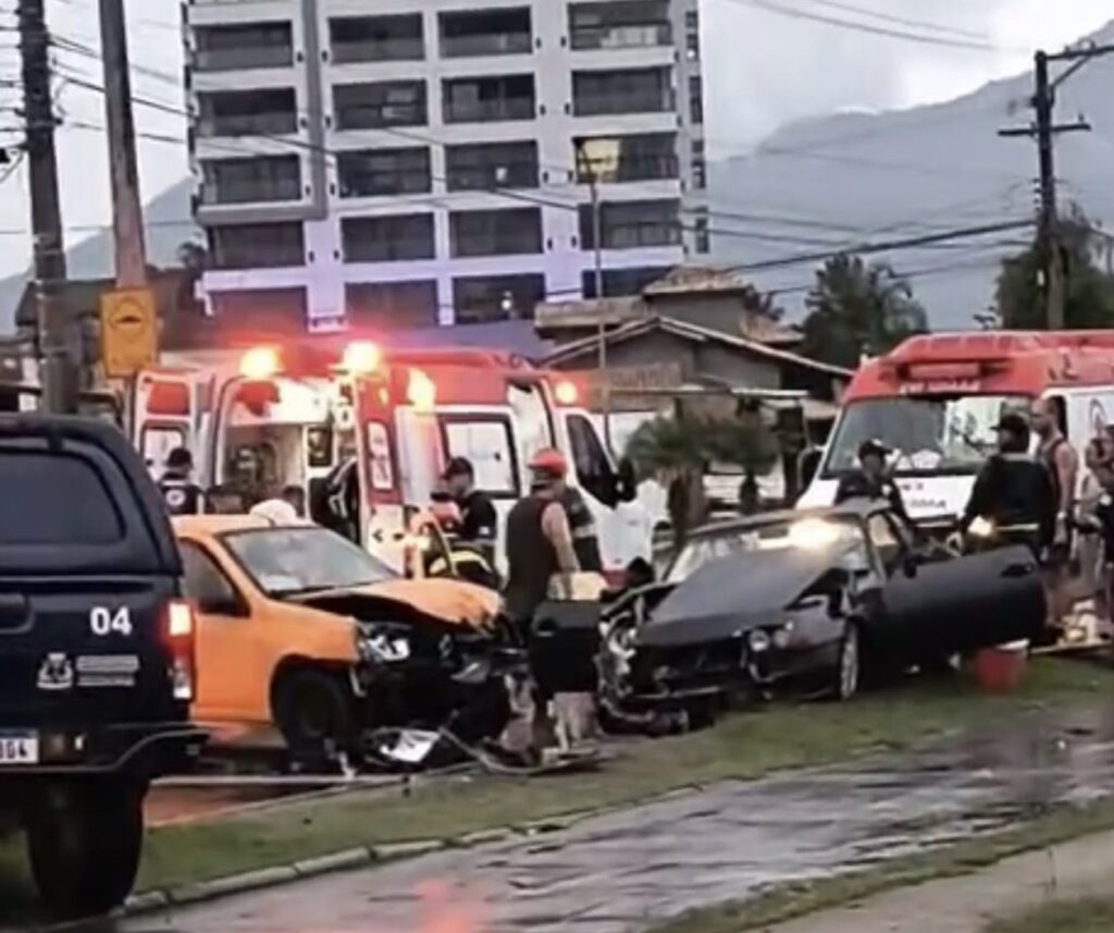 Acidente entre dois veículos deixa quatro vítimas e mobiliza Bombeiros e SAMU em Caraguatatuba
