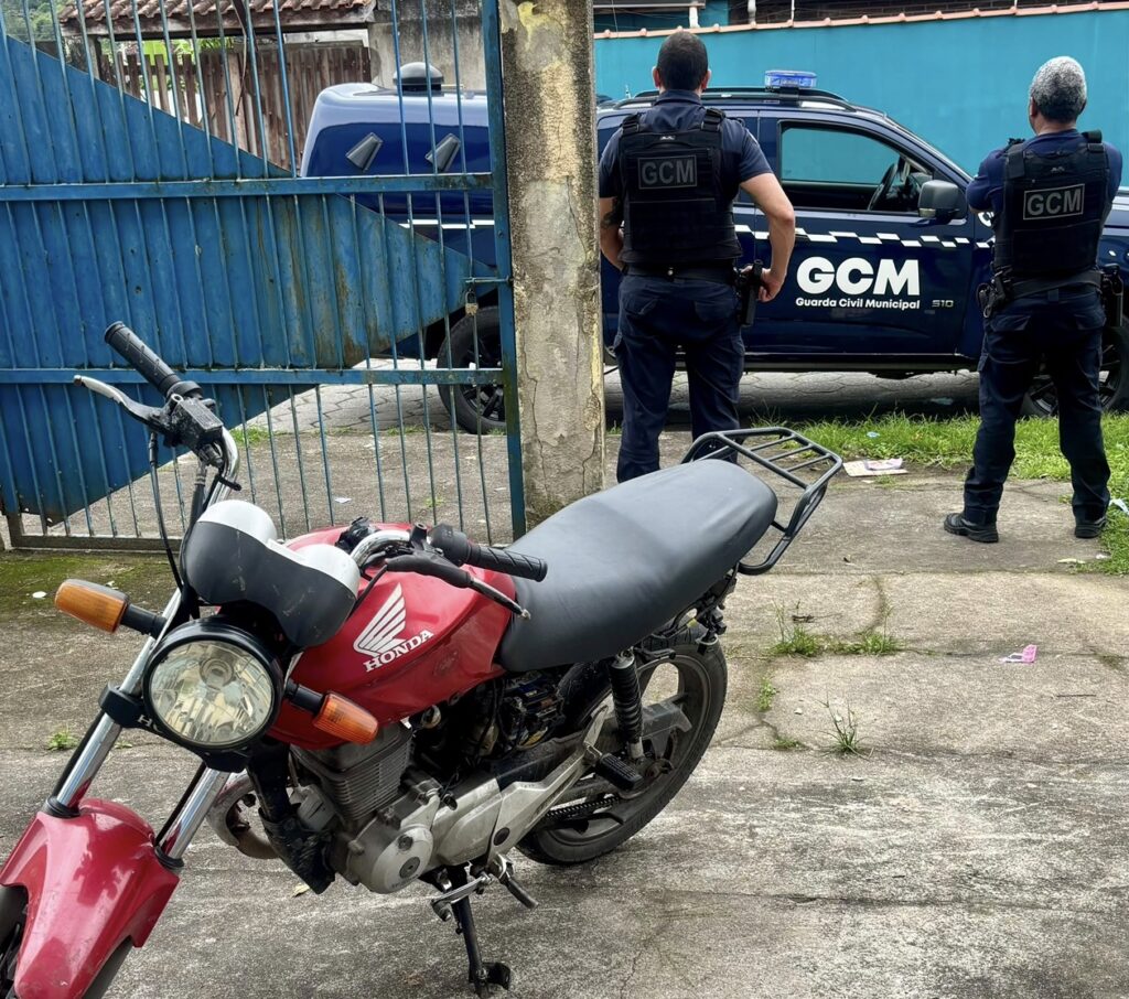 GCM encontra motocicleta furtada no Indaiá escondida em terreno baldio no Tinga, em Caraguatatuba