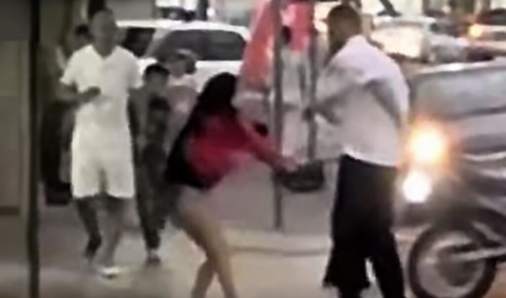 Imagens mostram possível agressão contra mulher perto da Santa Casa de Caraguatatuba; Polícia Civil investiga