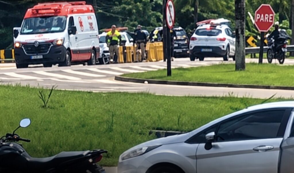 Acidente entre carro e moto mobiliza Samu e Polícia Rodoviária na região do Getuba, em Caraguatatuba