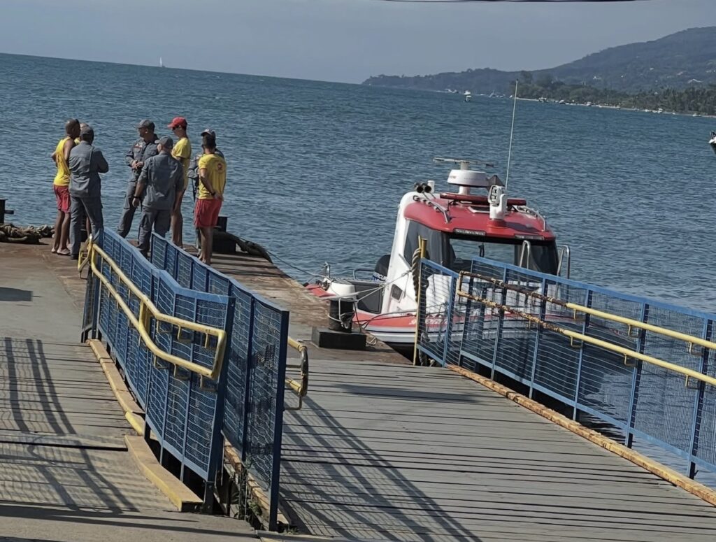 Corpo é encontrado boiando no mar em Ilhabela e mobiliza polícia