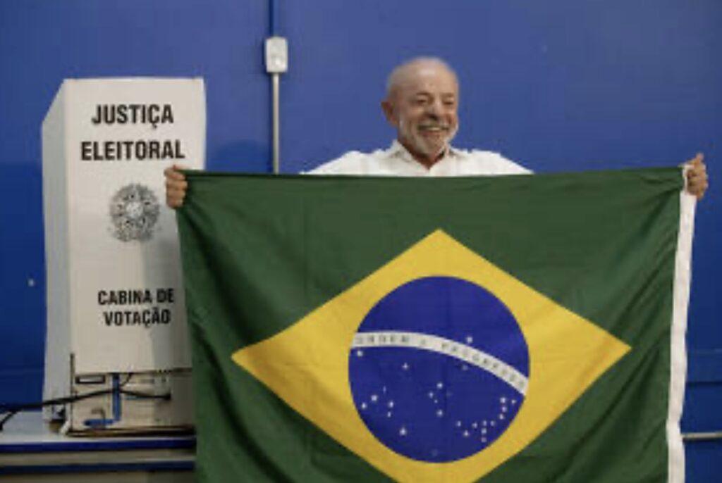 Lula recebe 43,96% dos votos no Litoral Norte; Flávio Bolsonaro soma 56,04%