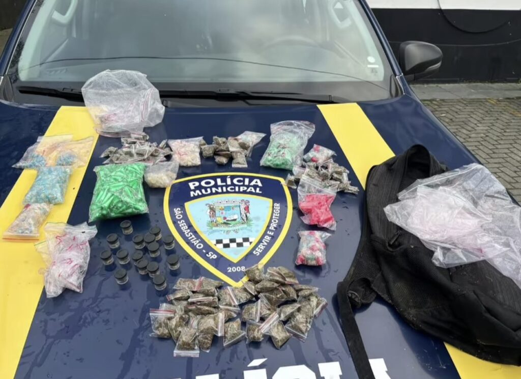 GCM apreende mochila com crack, cocaína e maconha na Costa Sul de São Sebastião; suspeito foge