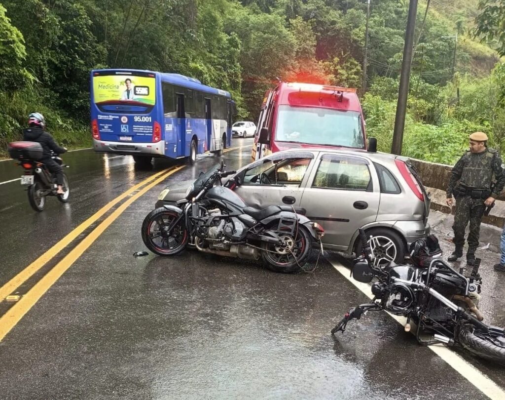 Motociclista de 51 anos fica gravemente ferido após colisão com carro na Rio-Santos em Caraguatatuba