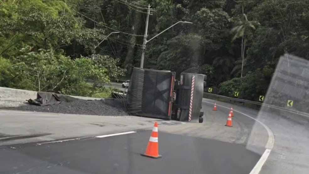 Caminhão tomba na Serra Antiga da Tamoios em Caraguatatuba, espalha carga na pista e bloqueia faixa nesta quarta (14)