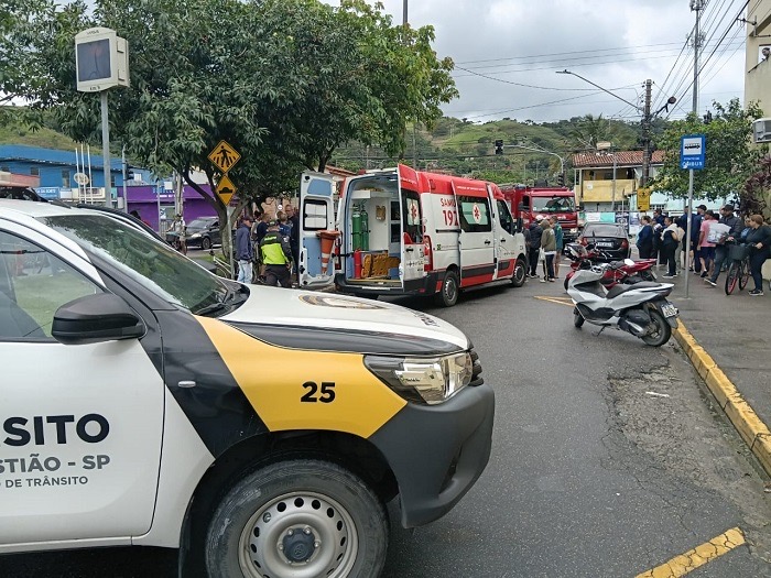 Carro capota em frente a posto de saúde na Topolândia, em São Sebastião; motorista fica ferida