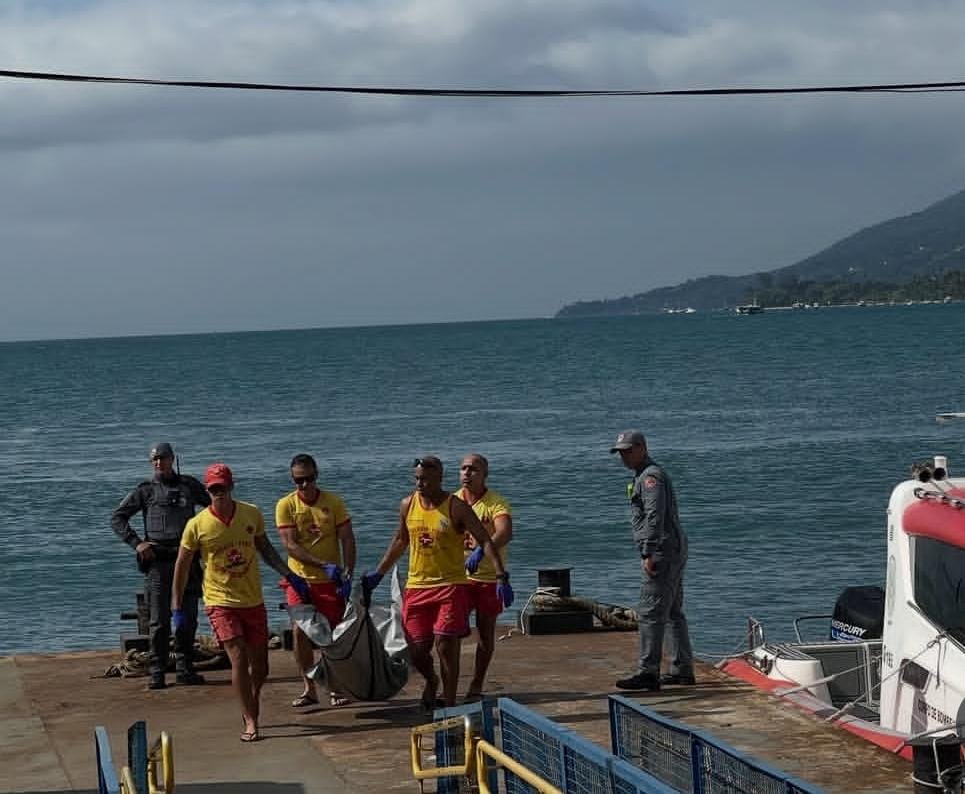 Homem morre em naufrágio em Ilhabela; dois tripulantes são resgatados com vida